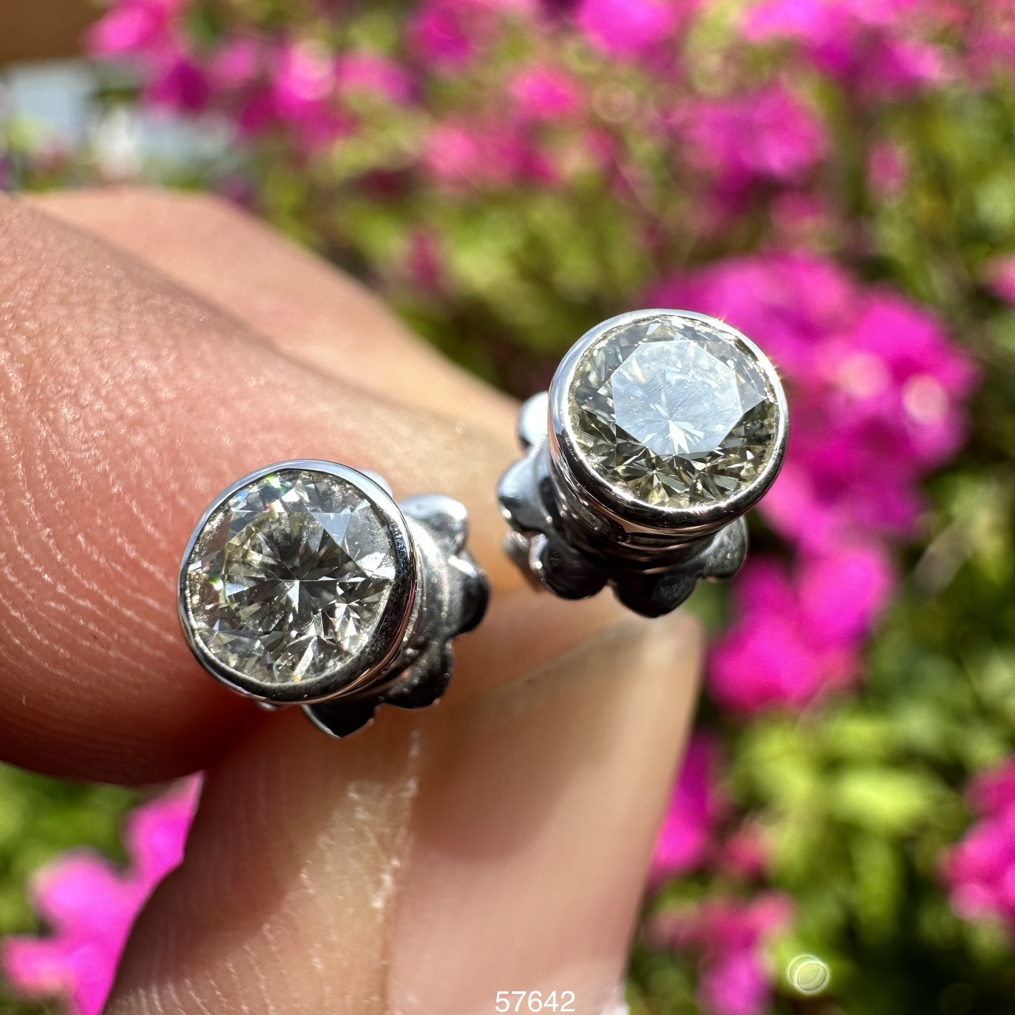 รหัส 57642 ต่างหู เพชรเดี่ยว ฝังหุ้ม 2 เม็ด 0.70 กะรัต ทอง18K ชุบขาว งานสวยมาก นน. 1.95 g