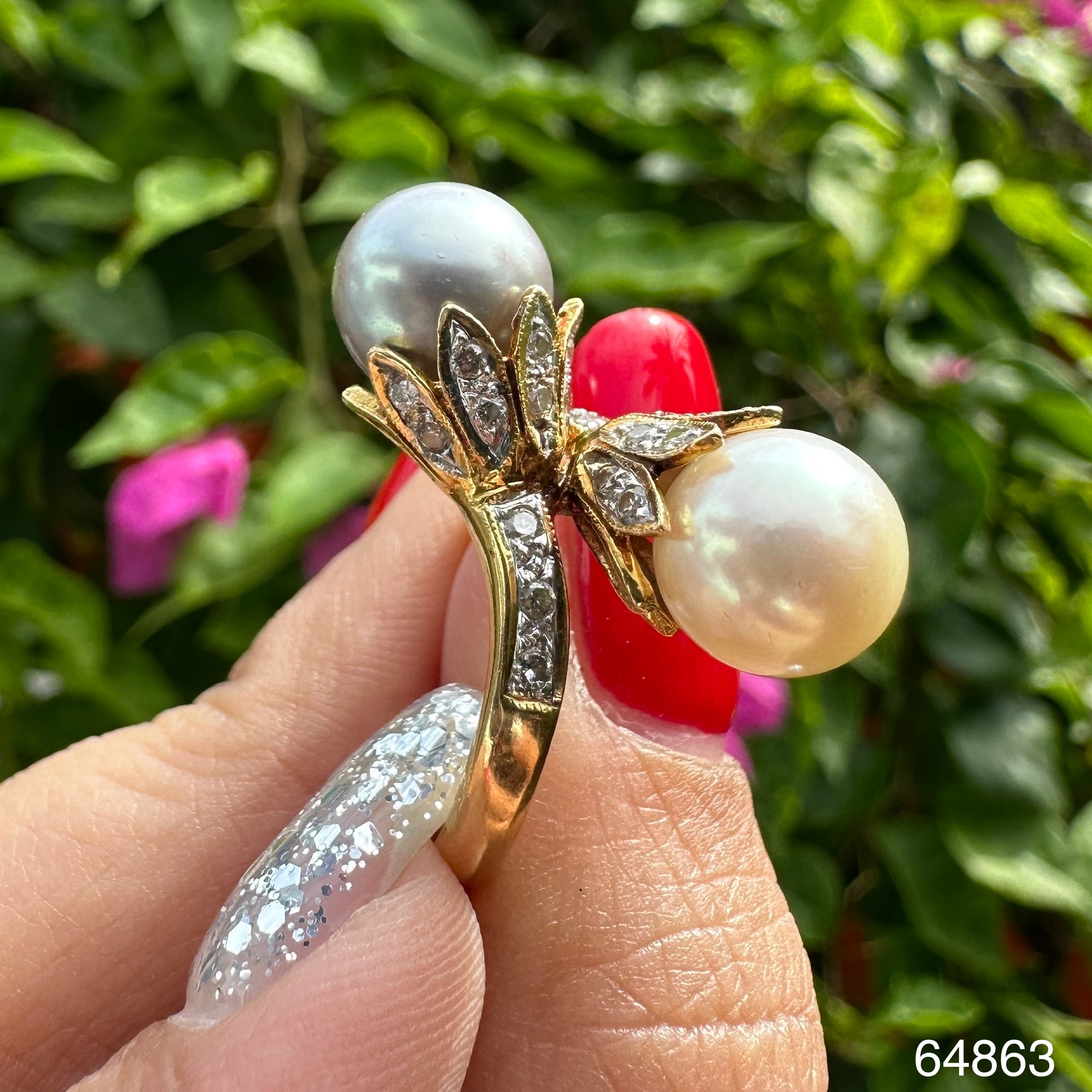 รหัส 64863 แหวน มุก ไขว้ 8.3 มิล 2 สี ฝังเพชร 22 เม็ด 0.22 กะรัต ทอง18K ขนาด 51.5 นน. 6.56 g