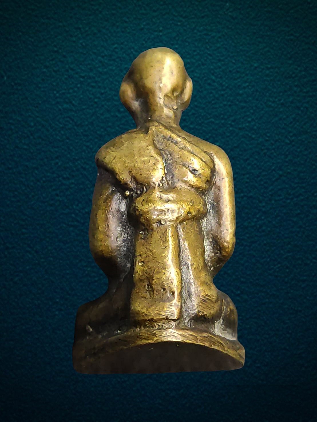 รูปหล่อสมเด็จพระพุฒาจารย์ (โต พฺรหฺมรํสี) อุ้มบาตร จัดสร้างโดยหลวงปู่นาค วัดระฆัง ราวปี 2485-2495 แจกที่วัดทองพุ่มพวง จังหวัดสระบุรี