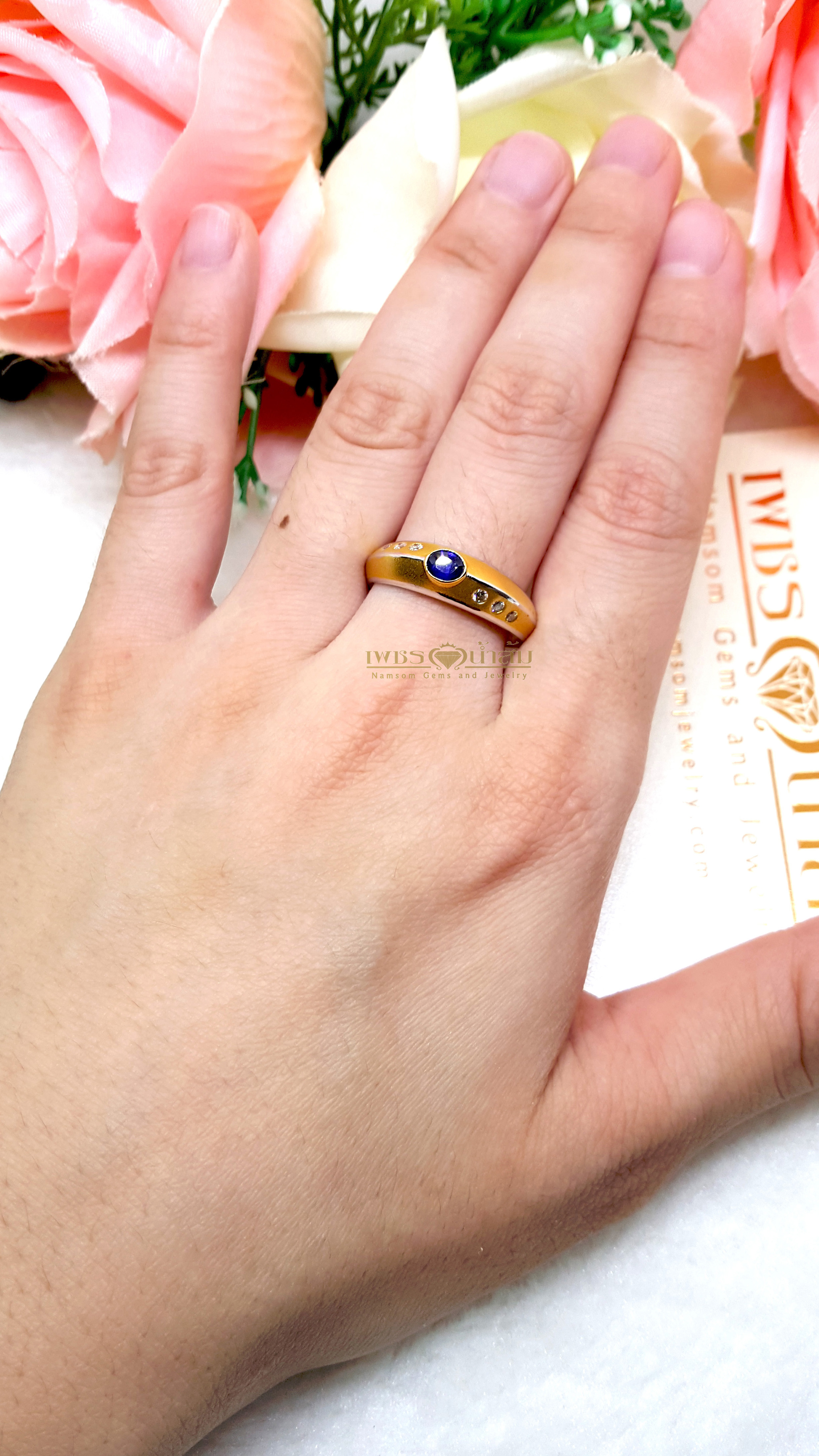 แหวนพลอยไพลิน Blue Sapphire สีน้ำเงินสวยน้ำงาม ประดับตกแต่งด้วยเพชรแท้ฝังหุ้มที่บ่าข้าง บนตัวเรือนทองแท้ทั้งตัวเรือน