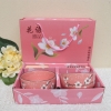 เซตชามพร้อมตะเกียบ 2 ที่ แพ็คกล่องดอกสีชมพู พร้อมถุงหิ้ว