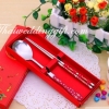 ช้อนตะเกียบ ด้ามลายสีแดง แพ็คกล่องแดงผูกโบว์ ฟรีป้ายชื่อ