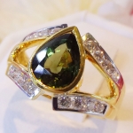 แหวนแฉกเขียวส่องเม็ดโตรูปหยดน้ำประดับเพชร