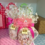 ถ้วยชาลายจีน คละลาย ห่อผ้าลูกไม้ทอง ผูกโบว์ ติดดอกไม้