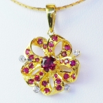 จี้รูปดอกไม้ ใจกลางพลอยทับทิมสีสวย ล้อมรอบด้วยเพชรแท้สุดหรู