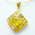 จี้พลอยบุษราคัม สีสวย รูปทรงสี่เหลี่ยมจัตุรัส คาดเพชร