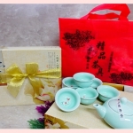 ชุดกาน้ำชา พร้อมถ้วยชา 6 ใบมีลายปลาคร๊าฟด้านใน แพ็คกล่องผูกโบว์ใส่ถุงหิ้วสีแดง