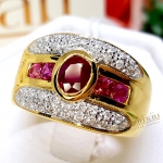 แหวนทับทิม Ruby สีหวาน ประดับตกแต่งด้วยทับทิมเจียรเหลี่ยม Princess ตกแต่งขอบข้างด้วยเพชรแท้ฝังจิกไข่ปลา บนตัวเรือนทองแท้ทั้งตัวเรือน