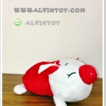 ตุ๊กตาหมูวางโทรศัพท์มือถือ