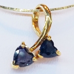 จี้พลอยไพลิน 2 เม็ดหญ่ รูปทรงหัวใจ 2 ดวง