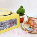 แก้วทองใหญ่ลายดอกพร้อมจานรอง แพ็คกล่องมีหูหิ้ว พร้อมป้ายชื่อ