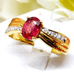 แหวนพลอยทับทิม จันทบุรี สำหรับคุณผู้หญิง ตัวเรือนบ่าข้างทรงไขว้ ประดับเพชร