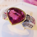 แหวนพลอยRubelliteเม็ดใหญ่ น้ำสวย ประดับเพชรเหลี่ยม Round Cut และ Princess Cut