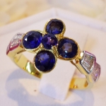 แหวนทรงดอกไม้ ไพลิน Blue Sapphireประดับเพชรข้าง