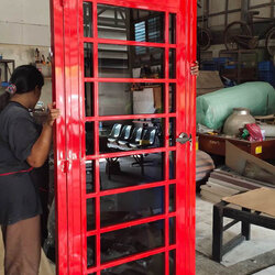 ประตูเหล็กลอฟท์ ประตูอังกฤษ สีแดง ใส่กระจก