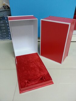 กล่องบุกำมะหยี่สีแดง