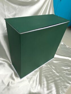 กล่องบุกำมะหยี่สีเขียวทรงสี่เหลี่ยมแบบยาว