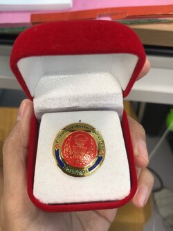 กล่องสีแดงใส่เข็มกลัด