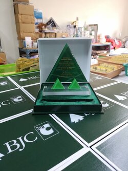 กล่องใส่โล่บุกำมะหยี่สีเขียว 004