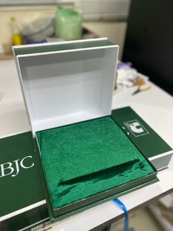 กล่องบุกำมะหยี่สีเขียวทรงสี่เหลี่ยม