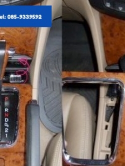 DIY ติดตั้ง USB วิทยุเดิมติดรถ Honda Accord G7 ง่ายๆด้วยตัวเองครับ 1# ดับเครื่องรถยนต์ เอากุญแจจิ้มเข้าไปที่ช่อง SHIFT LOCK เพื่อเลื่อนเกียร์ลงมาตำแหน่ง "N". เอามือดึงลายไม้ครอบเกียร์ออกได้เลย