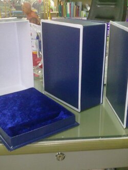 กล่องบุกำมะหยี่สีน้ำเงิน