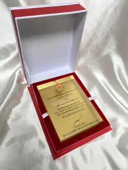 กล่องใส่โล่บุกำมะหยี่สีแดง 001