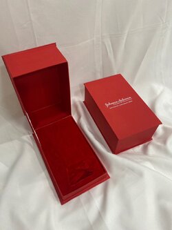 กล่องใส่โล่บุกำมะหยี่สีแดง 002