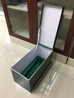 กล่องบุกำมะหยี่สีเขียวทรงยาว