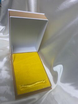 กล่องใส่โล่บุกำมะหยี่สีเหลือง 001