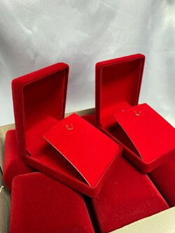 กล่องใส่เข็มกลัดสีแดง001