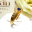 แหวนพลอยไพลิน Blue Sapphire สีน้ำเงินสวยน้ำงาม ประดับตกแต่งด้วยเพชรแท้ฝังหุ้มที่บ่าข้าง บนตัวเรือนทองแท้ทั้งตัวเรือน