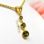 จี้พลอยเขียวส่อง Green Sapphire ฝังหุ้ม ระย่าตุ้งติ้งทากการเครื่อนไหว หยอกอินทุกสายตาให้หันมอง