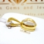 จี้พลอยWhite Zircon จาก New South Wales, Australia เจียรทรงคาบาชอนให้เห็นเหลือบ ฝังหุ้มด้วยทองแท้ เรียบง่ายน่ารัก