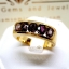 แหวน Violet Sapphire ซัฟฟายสีไวโอเลตเจียรเหลียมเพชรฝังหนีบทรงปอกมี บนตัวเรือนทองแท้ทั้งตัวเรือน