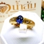 แหวนพลอยไพลิน Blue Sapphire สีเข้มสวยสด ประดับตกแต่งด้วยเพชรแท้ขอบข้าง บนตัวเรือนทองแท้ทั้งตัวเรือน
