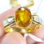 แหวนพลอยบุษราคัม Yellow Sapphire ฝังเพชรแท้ น้ำงาม ตรงบ่าสองข้างเป็นขั้นบรรได ทำให้หัวแหวนโดนเด่น บนตัวเรือนทองแท้ทั้งตัวเรือน