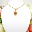 จี้บุษราคัม Yellow Sapphire ล้อมเพชรรอบตัวเรือน ตัวบุษราคัมเจียรระไนทรงหัวใจ ดูสวยหวานน่ารัก ออกมาเป็นผลงานที่งามร่วมสมัยเหนือกาลเวลา