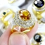 แหวนพลอยบุษราคัม Yellow Sapphire ล้อมเพชรแท้ น้ำงาม สองชั้น เล่นลูกเล่นเป็นขั้นบรรได ทำให้หัวแหวนโดนเด่น บนตัวเรือนทองแท้ทั้งตัวเรือน