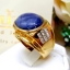 แหวนพลอยไพลิน ยี่หร่า หรือ "นิหล่า" Blue Sapphire เม็ดใหญ่ เจียรนัยแบบหลังเบี้ย มีสีสันที่นุ่มนวลชวนมอง และให้ความรู้สึกเย็นตาเย็นใจ