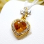 จี้บุษราคัม Yellow Sapphire ล้อมเพชรรอบตัวเรือน ตัวบุษราคัมเจียรระไนทรงหัวใจ ดูสวยหวานน่ารัก ออกมาเป็นผลงานที่งามร่วมสมัยเหนือกาลเวลา