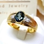 แหวนพลอยไพลิน Blue Sapphire สีอมเขียว ประดับตกแต่งด้วยเพชรแท้เจียรเหลี่ยมแบเก็ต และบากลายทางที่ขอบข้าง