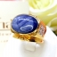 แหวนพลอยไพลิน ยี่หร่า หรือ "นิหล่า" Blue Sapphire เม็ดใหญ่ เจียรนัยแบบหลังเบี้ย มีสีสันที่นุ่มนวลชวนมอง และให้ความรู้สึกเย็นตาเย็นใจ