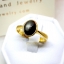 แหวนพลอย Black Star Sapphire ฝังหุ้มเรียบไร้หนามเรียบง่าย สวมใส่ได้ทุกวัน บนตัวเรือนทองแท้ทั้งตัวเรือน