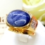 แหวนพลอยไพลิน ยี่หร่า หรือ "นิหล่า" Blue Sapphire เม็ดใหญ่ เจียรนัยแบบหลังเบี้ย มีสีสันที่นุ่มนวลชวนมอง และให้ความรู้สึกเย็นตาเย็นใจ