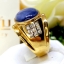 แหวนพลอยไพลิน ยี่หร่า หรือ "นิหล่า" Blue Sapphire เม็ดใหญ่ เจียรนัยแบบหลังเบี้ย มีสีสันที่นุ่มนวลชวนมอง และให้ความรู้สึกเย็นตาเย็นใจ