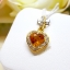 จี้บุษราคัม Yellow Sapphire ล้อมเพชรรอบตัวเรือน ตัวบุษราคัมเจียรระไนทรงหัวใจ ดูสวยหวานน่ารัก ออกมาเป็นผลงานที่งามร่วมสมัยเหนือกาลเวลา