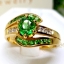แหวนพลอยผู้หญิง Tsavorite สีสวยประดับตกแต่งด้วยเพชรแท้ คาดไขว้ด้วยTsavoriteสีสวย บนตัวเรือนทองแท้ทั้งตัวเรือน