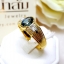 แหวนพลอยไพลิน Blue Sapphire สีอมเขียว ประดับตกแต่งด้วยเพชรแท้เจียรเหลี่ยมแบเก็ต และบากลายทางที่ขอบข้าง