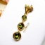 จี้พลอยเขียวส่อง Green Sapphire ฝังหุ้ม ระย่าตุ้งติ้งทากการเครื่อนไหว หยอกอินทุกสายตาให้หันมอง